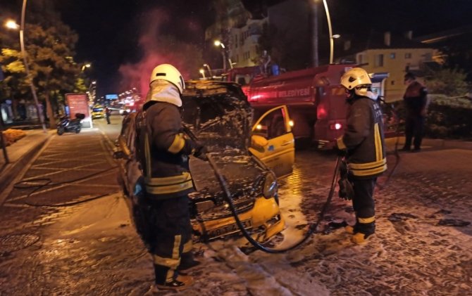 Marmaris’in göbeğinde ticari taksi cayır cayır yandı