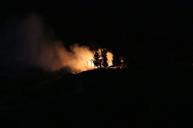 Ankara’da mesire alanındaki ahşap konak yanarak kül oldu