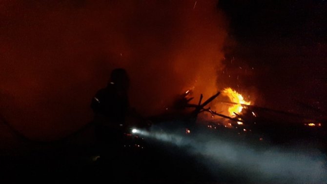 Keresteciler sitesinde yangın, 2 atölye ve 1 traktör yandı