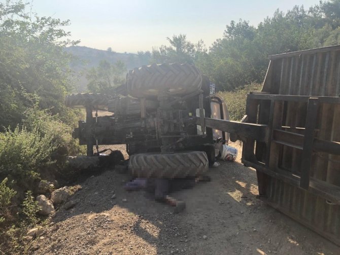 Karı koca, devrilen traktörün altında kalarak hayatlarını kaybetti
