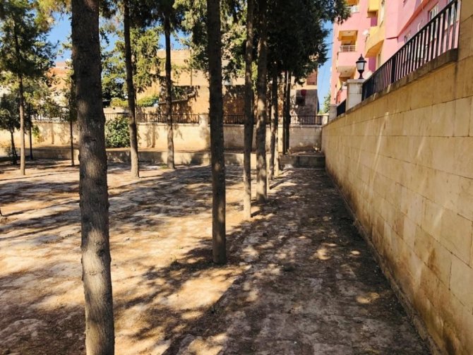 Kızıltepe Belediyesi çöplüğe dönen Ulu Cami bahçesini temizledi