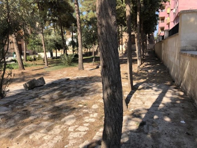 Kızıltepe Belediyesi çöplüğe dönen Ulu Cami bahçesini temizledi