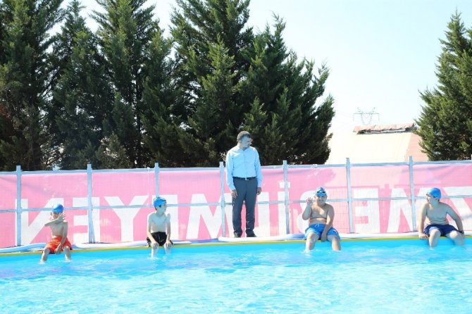 Sultanbeyli’de çocuklar yüzme öğreniyor