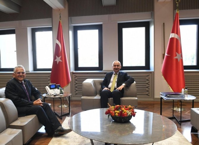 Başkan Büyükkılıç karayolları ve TCDD Genel Müdürleri ile Kayseri projelerini masaya yatırdı