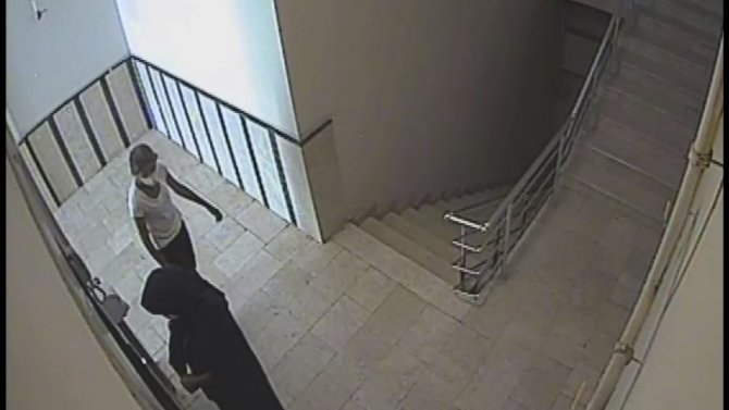 Maskeli kadın hırsızlar güvenlik kameralarını hesaba katmayınca yakayı ele verdi