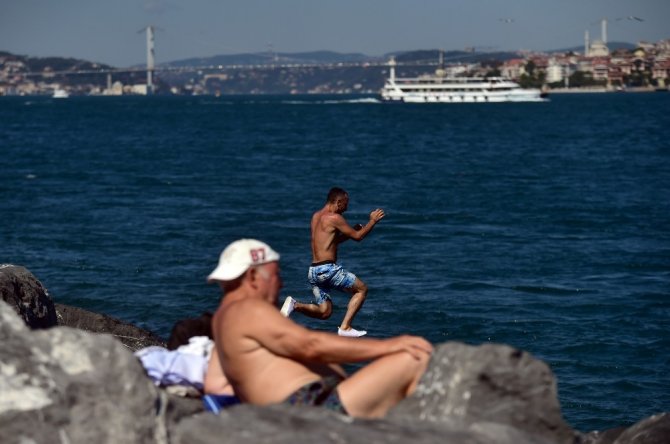 İstanbul’da sıcaktan bunalan Boğaz’a akın etti