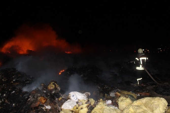 Manisa’da çöp depolama alanında yangın