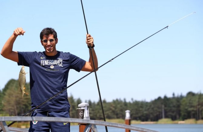 Fenerbahçe Beko oyuncusu Topuk Göletinde balık tuttu