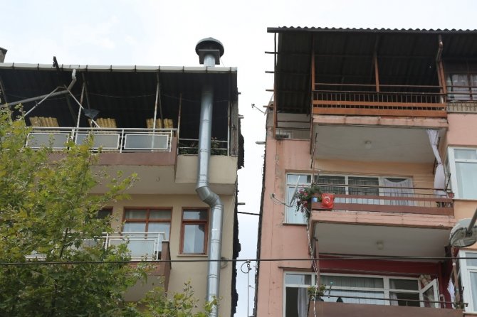 Gölcük Depreminin merkez üssündeki yamuk binalar korkutuyor