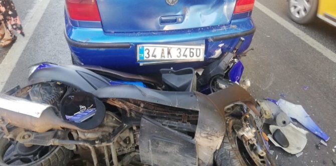 Motosiklet otomobile çarptı: 2 yaralı