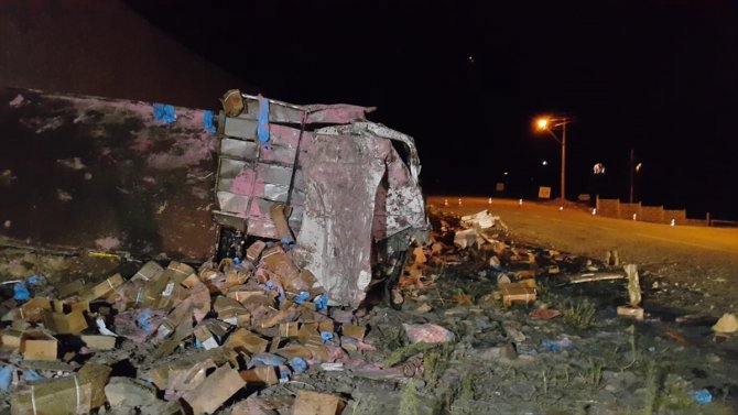 GÜNCELLEME - Erzurum'da dinamit yüklü kamyon devrildi: 2 ölü