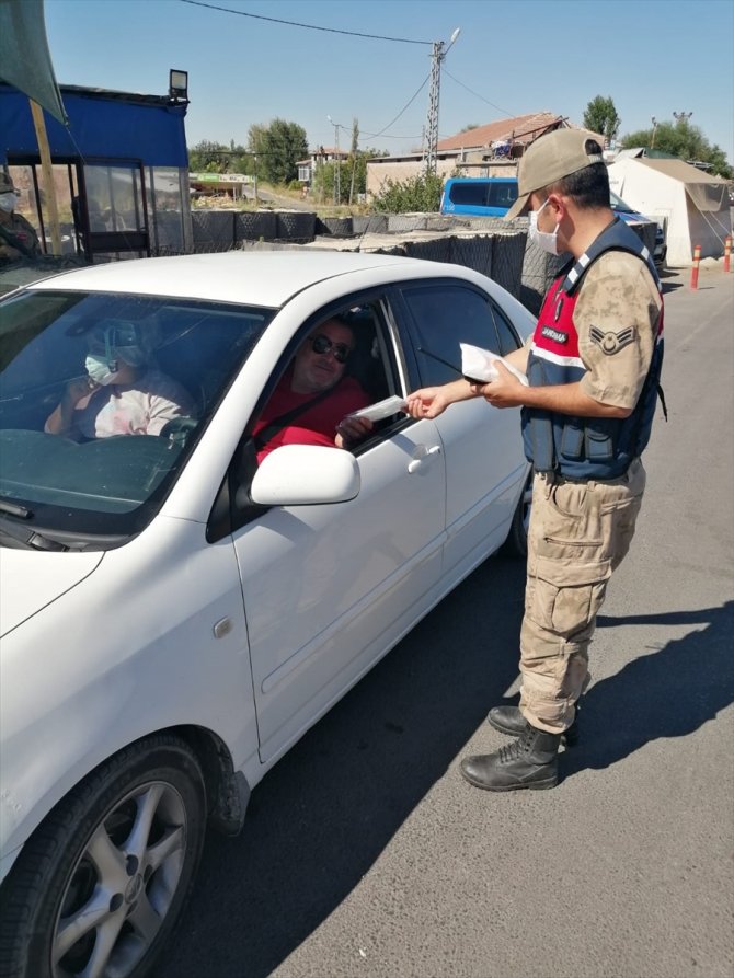 Malatya'da jandarma Kovid-19 denetimi yaptı