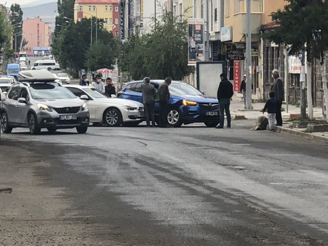 Kars’ta iki araç çarpıştı