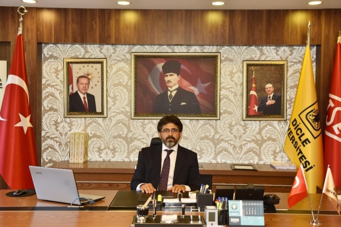 DÜ yeni Rektörü Prof. Dr. Mehmet Karakoç görevi devraldı