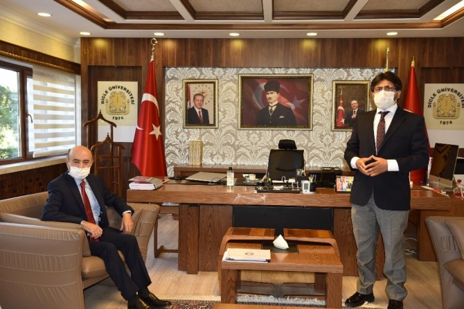 DÜ yeni Rektörü Prof. Dr. Mehmet Karakoç görevi devraldı