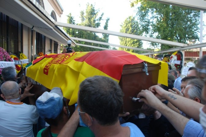 Göztepe’nin efsane oyuncusu ’Bombacı’ Halil Kiraz son yolculuğuna uğurlandı