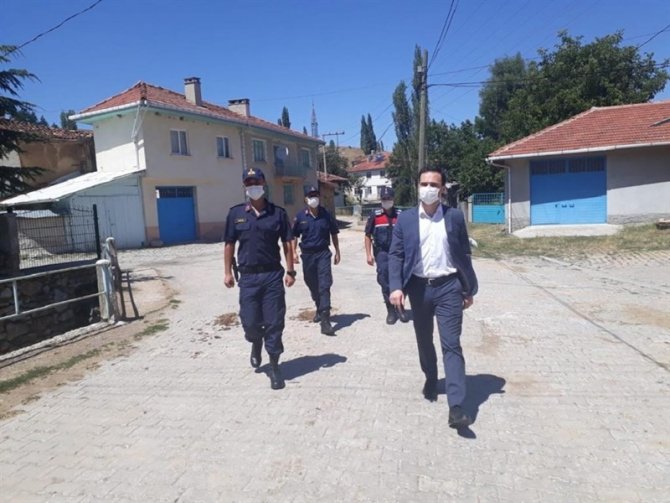 Kaymakam Akbulut, karantinaya alınan köyde incelemelerde bulundu