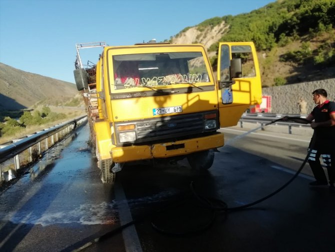 Erzincan'da seyir halindeki hurda yüklü kamyonda yangın çıktı