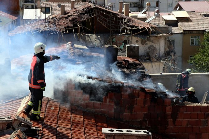 Elazığ'da depremde hasar gören binanın çatısında çıkan yangın söndürüldü