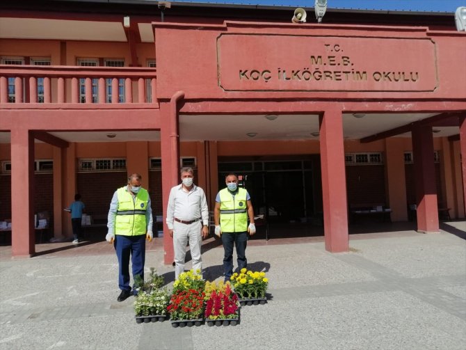 İpekyolu Belediyesi ilçedeki okullara 40 bin çiçek dağıtacak