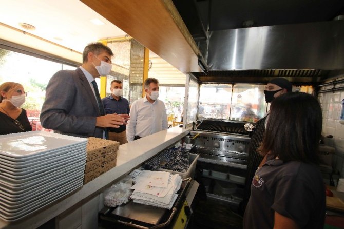 Bayraklı’da sosyal mesafe ve maske denetimi