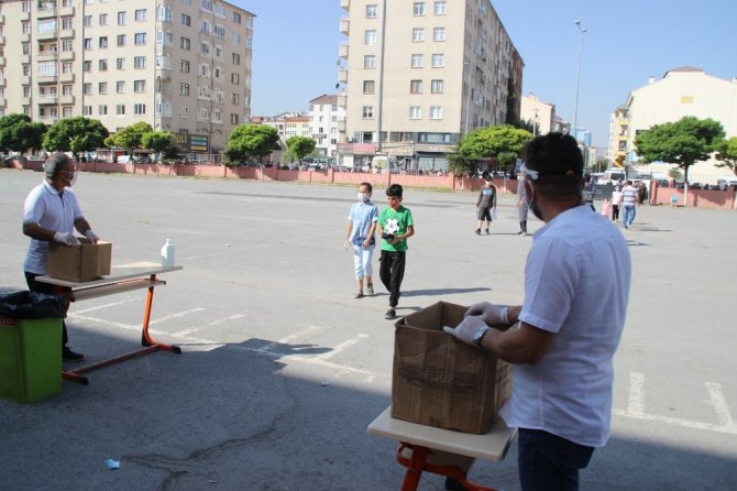 Kayseri’de koronavirüs tedbirleri kapsamında bursluluk sınavı yapıldı