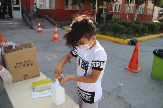 Kayseri’de koronavirüs tedbirleri kapsamında bursluluk sınavı yapıldı