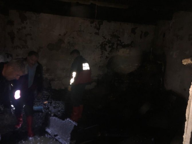 Kars’ta çıkan yangında bir ev tamamen yandı