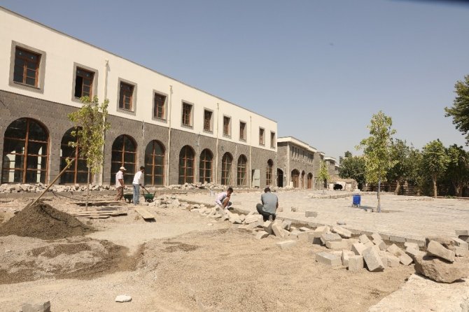 Diyarbakır Büyükşehir Belediyesi, yol ve çevre düzenleme çalışmalarını hızlandırdı