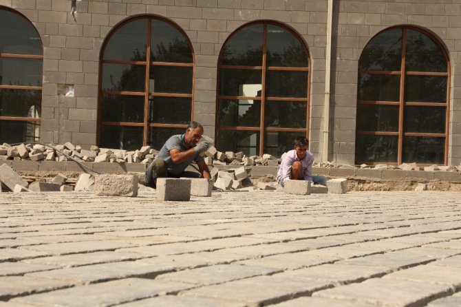 Diyarbakır Büyükşehir Belediyesi, yol ve çevre düzenleme çalışmalarını hızlandırdı