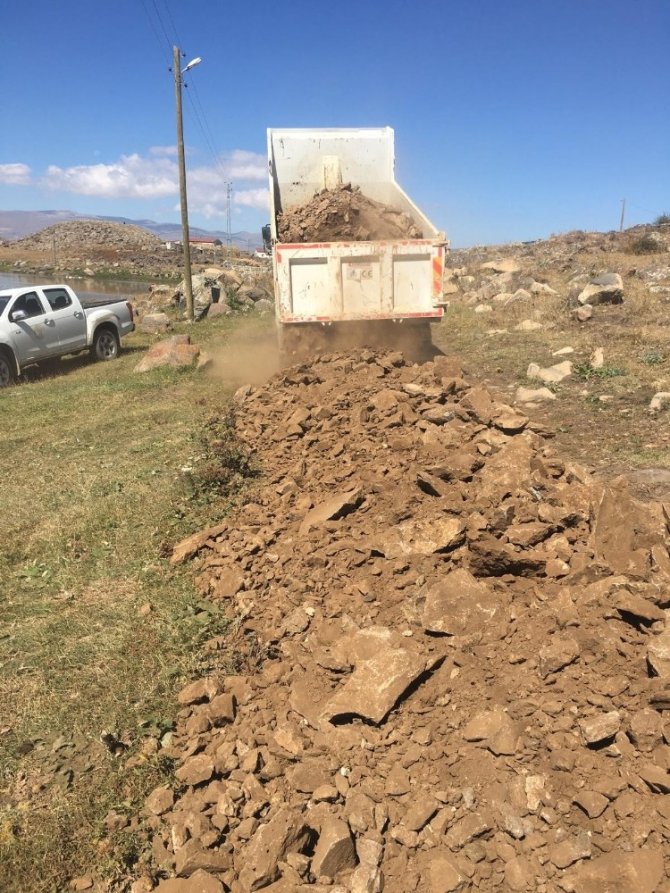 Kars’ta köylerde yol çalışmaları sürüyor