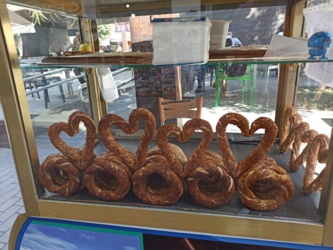 Eskişehir’de kalp şeklinde simit