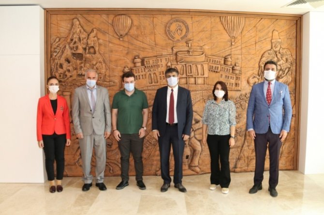 Rektör Aktekin, üniversitede görev yapan gazi yakınlarıyla bir araya geldi