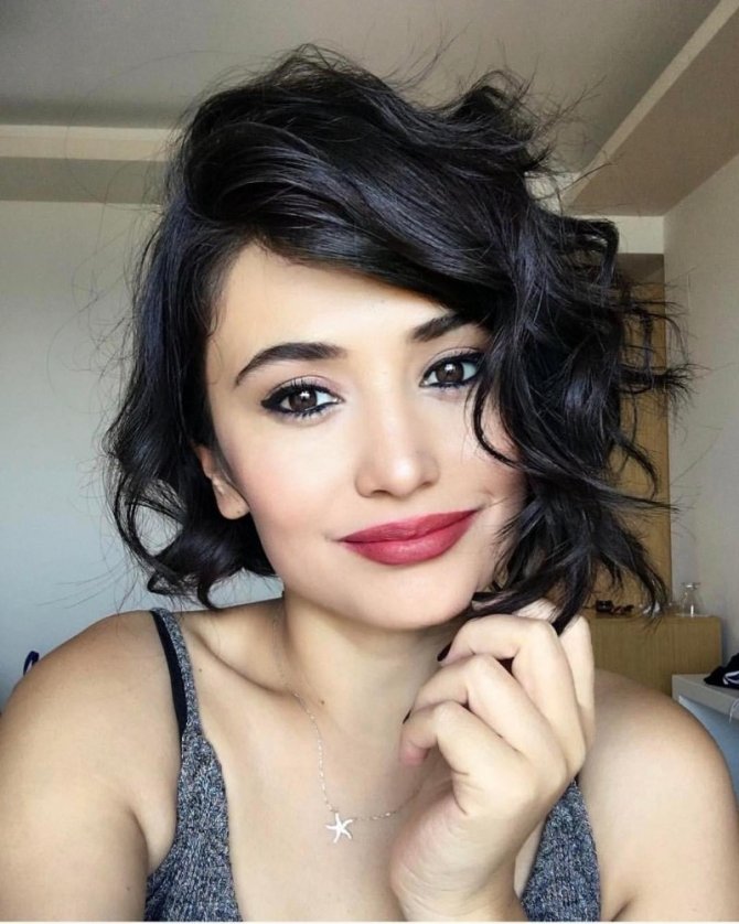 Nova Sposa kurucusu Demir: “Bohem ve vintage gelinliklerde balon kol revaçta"