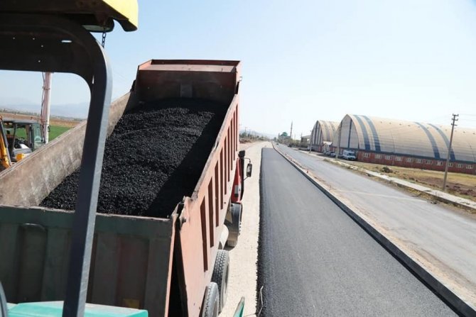 Aksaray’da sıcak asfalt çalışmaları sürüyor