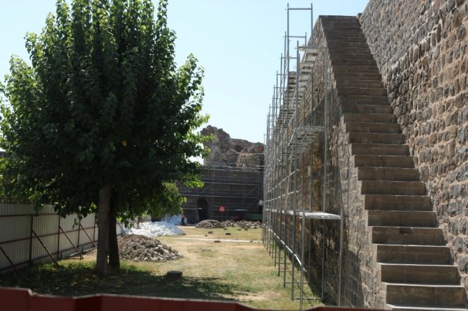 Diyarbakır surları restorasyonunda insan kemikleri bulundu