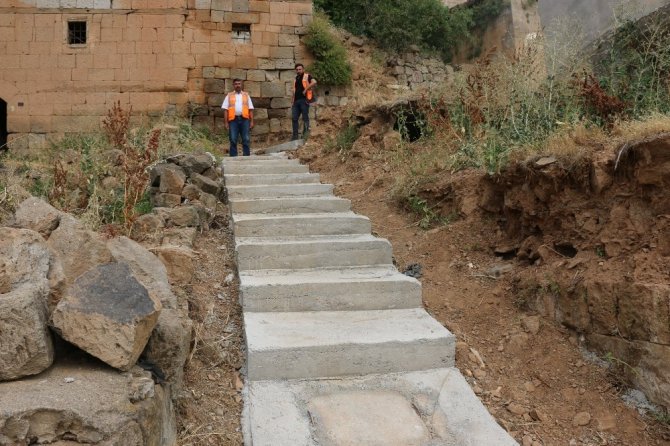 Bitlis Belediyesi merdivenleri yeniliyor