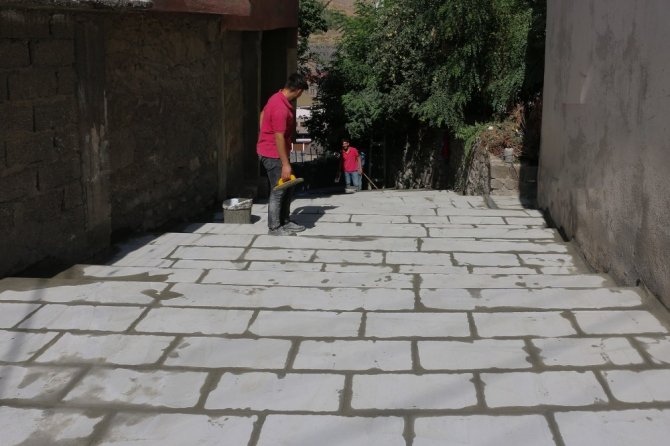 Bitlis Belediyesi merdivenleri yeniliyor