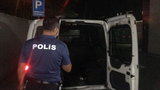 Evinden uzaklaştırılan adam, karısını başka erkekle bulunca dehşet saçtı