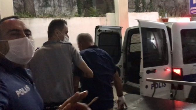 Evinden uzaklaştırılan adam, karısını başka erkekle bulunca dehşet saçtı