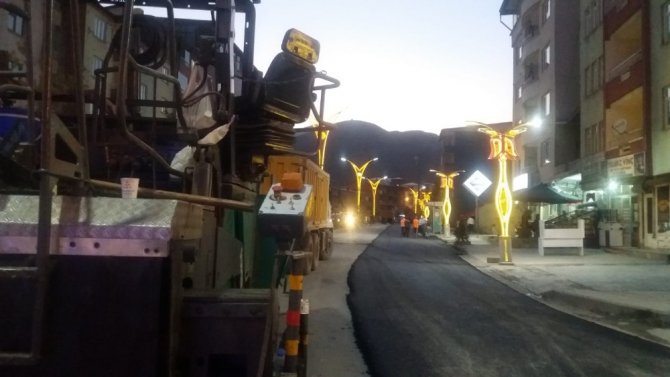 Hakkari’de tahrip olan yollar sıcak asfaltla onarılıyor