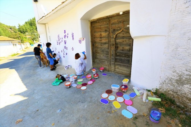 Evlerin duvarları Lavanta figürleriyle renkleniyor