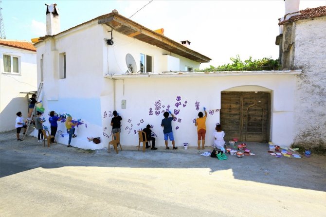 Evlerin duvarları Lavanta figürleriyle renkleniyor