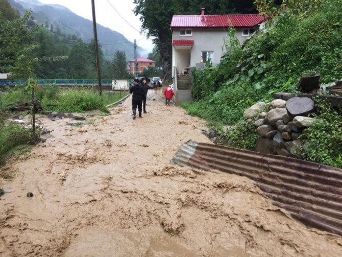 Rize’de şiddetli yağış Ardeşen ilçesinin Kaçkar köyünde sellere neden oldu