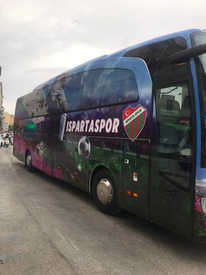 Belediye Başkanı, Isparta 32 Spor’a otobüs hediye etti