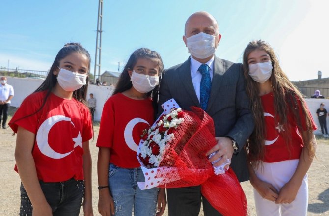 Ağrılı öğrenciler Vali Dr. Varol’u Türk bayrağı ile karşıladı