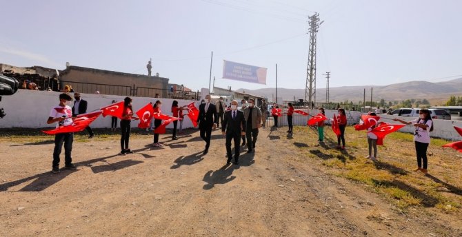 Ağrılı öğrenciler Vali Dr. Varol’u Türk bayrağı ile karşıladı