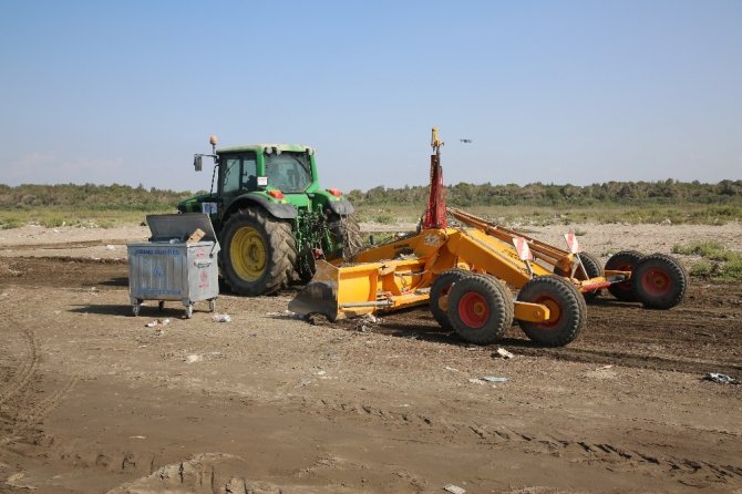 Adanalıoğlu sahili, lazerli plaj kumu eleme makinesiyle temizlendi