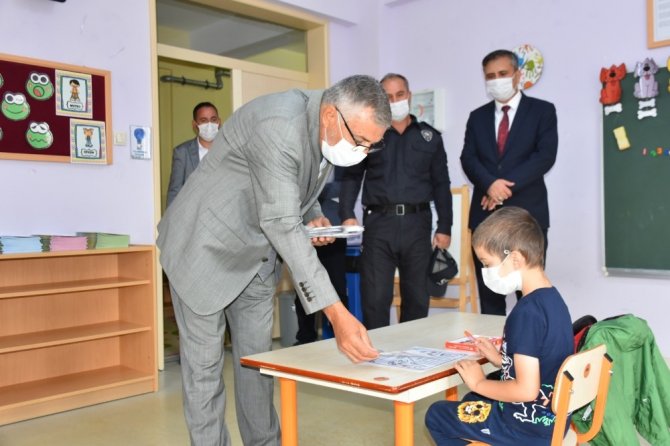 Başkan Bozkurt öğrencilere maske hediye etti