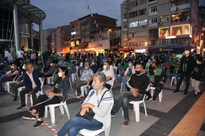 Kocaelispor’un ilk maçının heyecanı Belsa Plaza önünde yaşandı